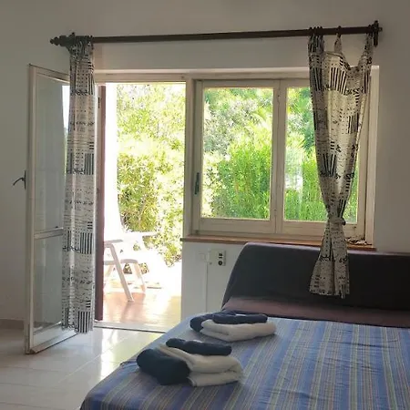 Tra Ponente E Levante Vulcano (Isola)